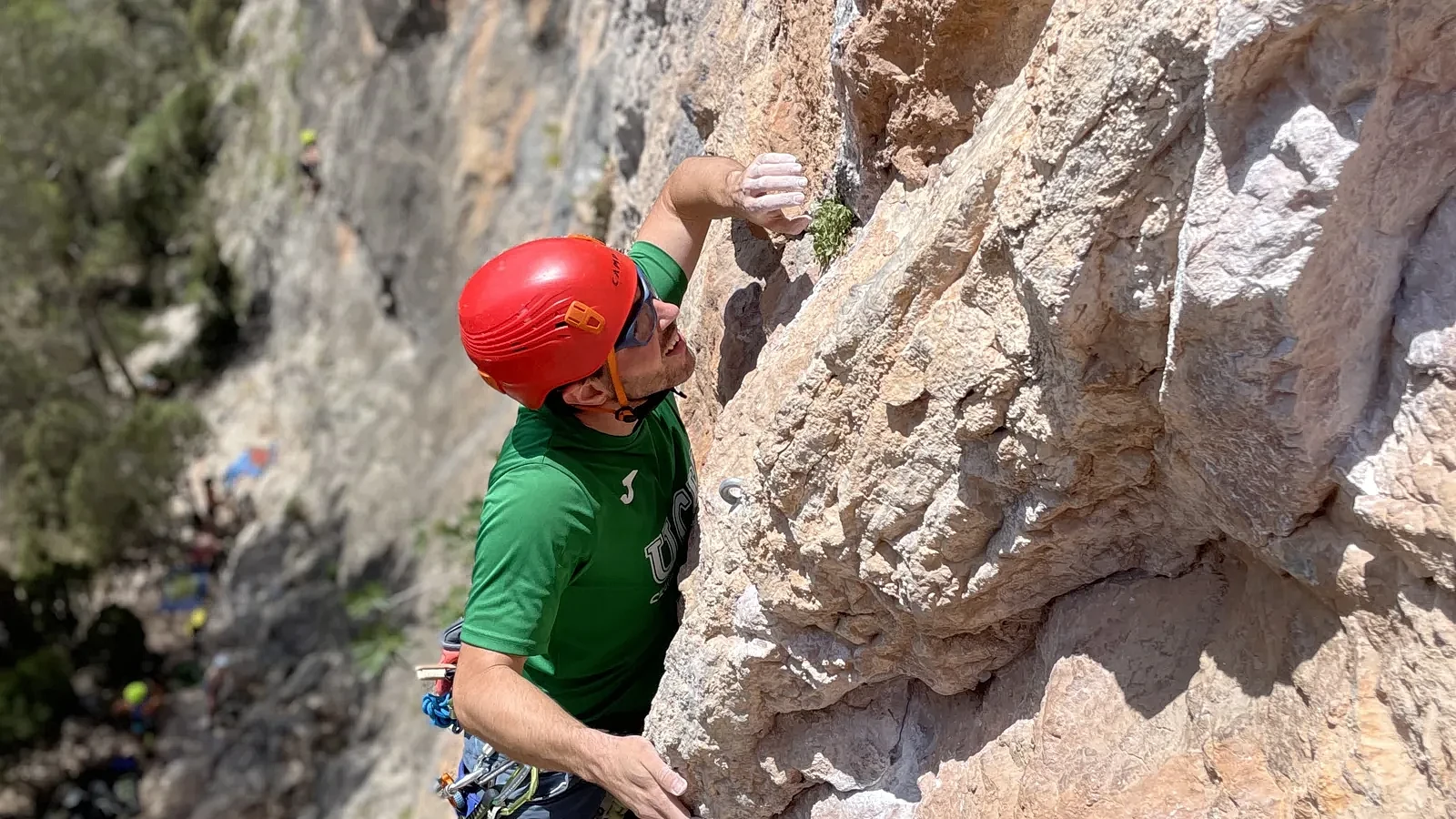 Escalador de primero progresando por una pared de roca caliza