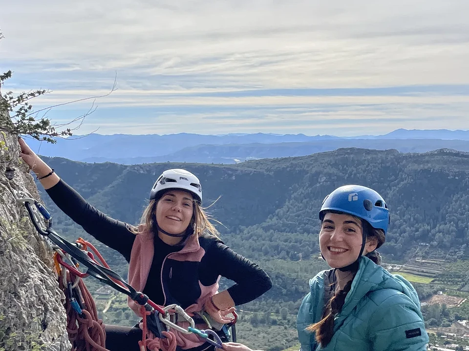 Práctica técnica de escalada de varios largos y autoprotección