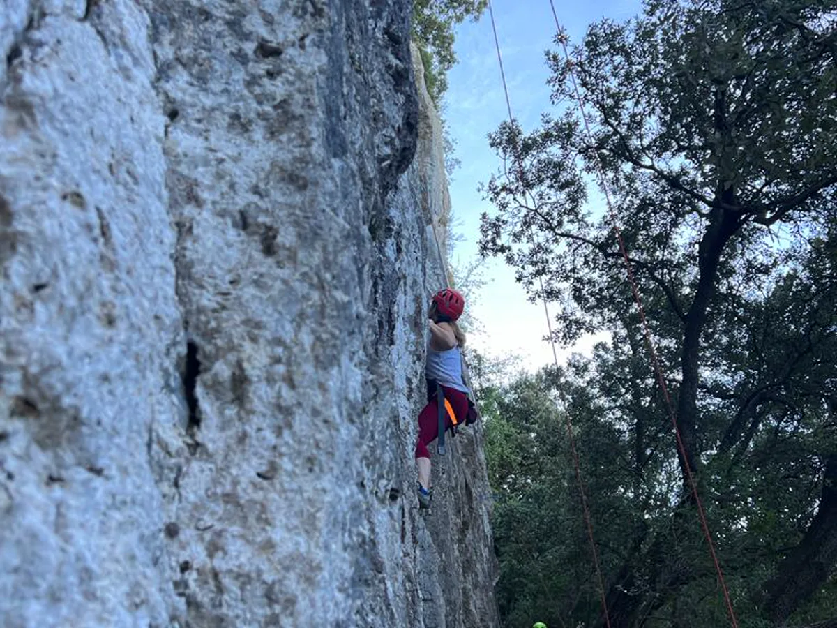 Participante realizando sus primeras vías en roca natural