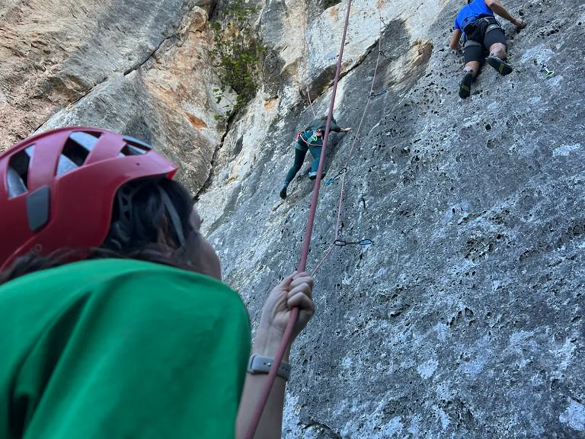 Práctica de aseguramiento y escalada en grupo reducido