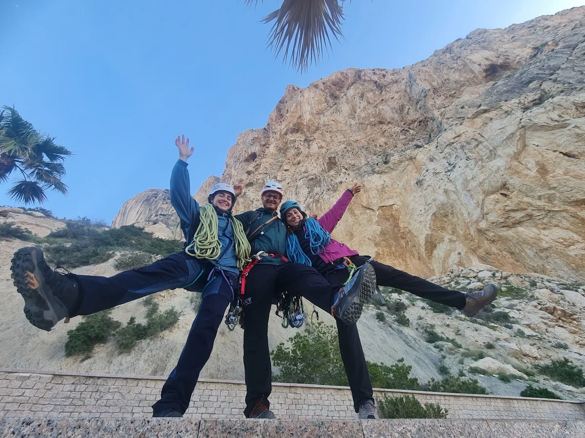 Grupo preparado para una jornada guiada de escalada