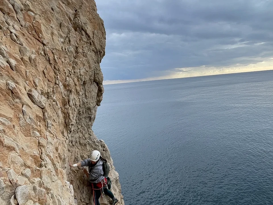 Escalada sobre el Mediterráneo en Morro de Toix