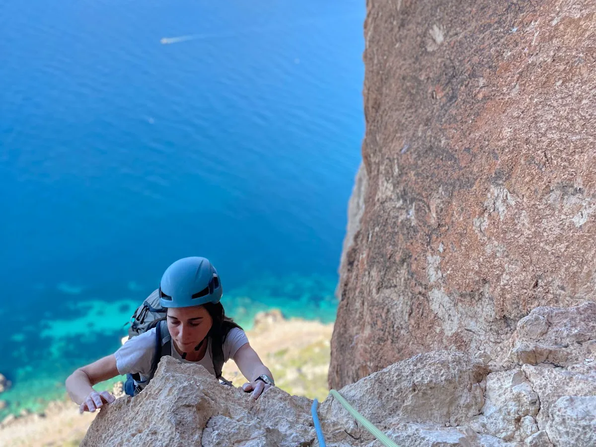 Escaladora en Morro de Toix con el Penyal d’Ifac al fondo