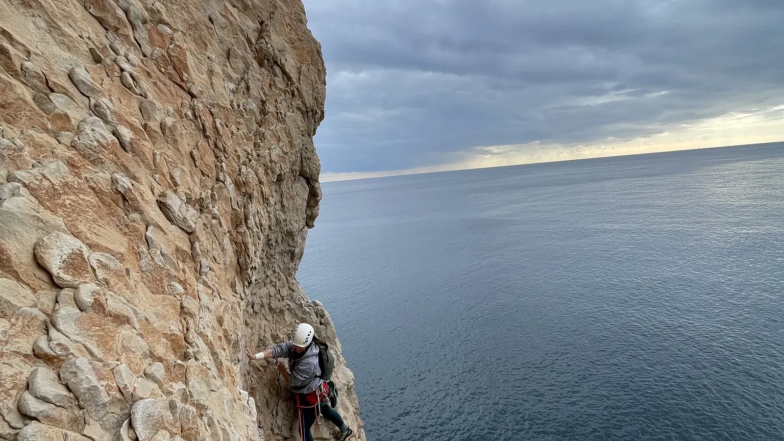 Escalada sobre el Mediterráneo en los acantilados de Morro de Toix