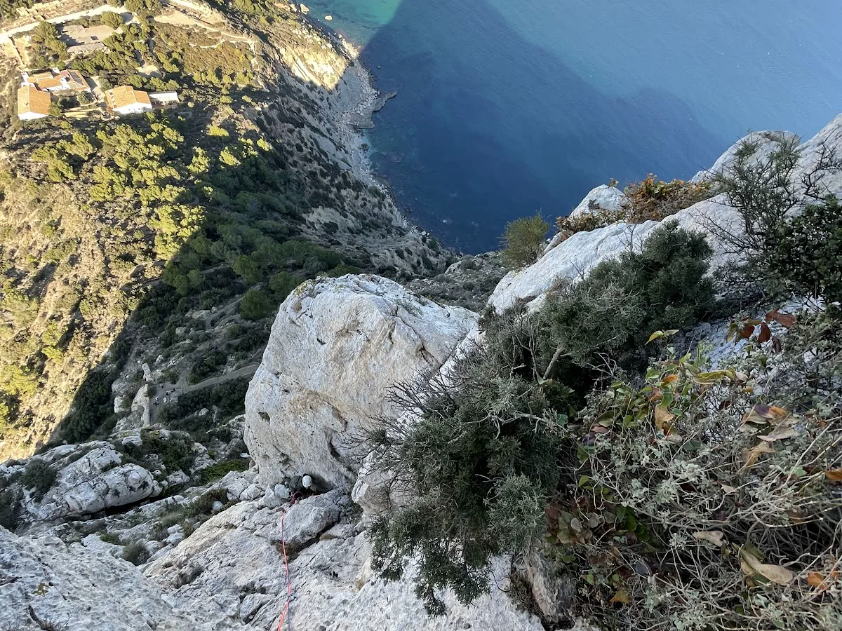 Vista vertical de la pared del Penyal d’Ifac y la bahía