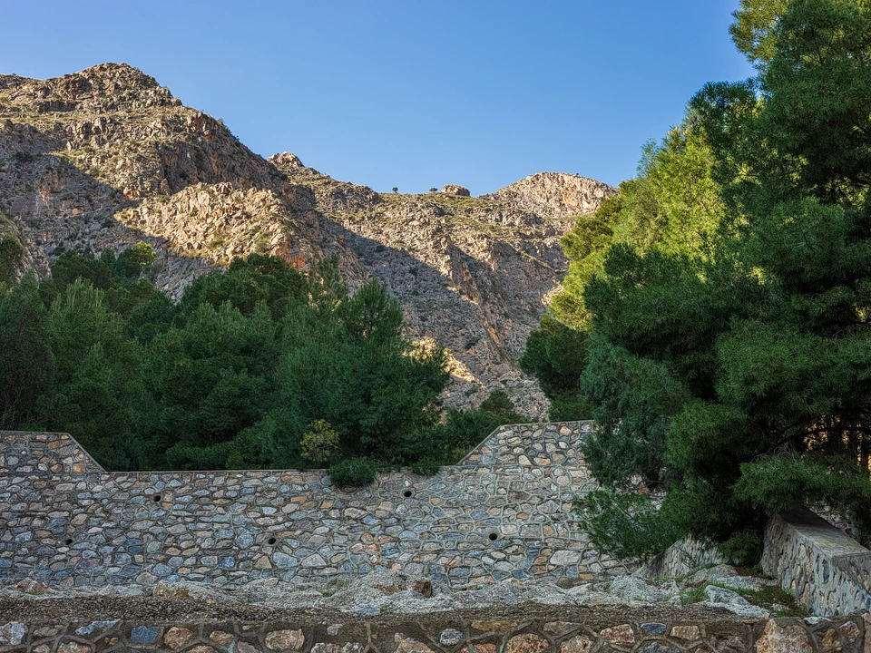 Sierra de Callosa sobre la estructura de agua de La Pilarica