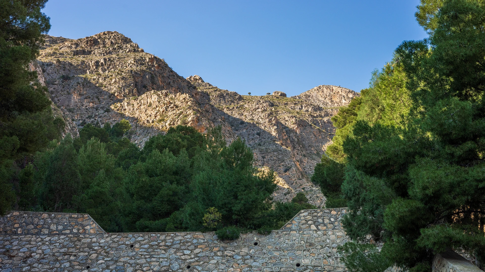 Sierra de Callosa sobre la estructura de agua de La Pilarica
