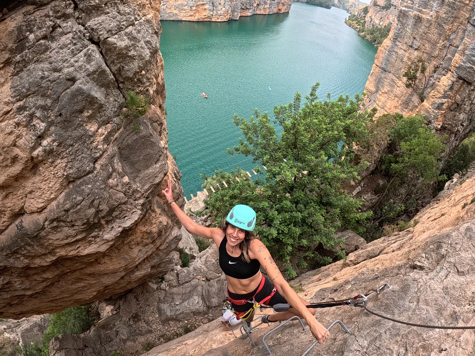 Participantes en la vía ferrata sobre el embalse de Cortes de Pallás
