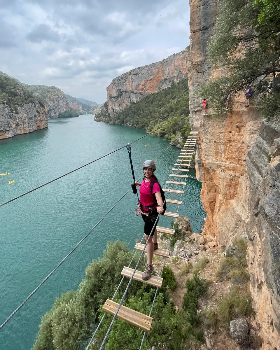 Participantes cruzando un puente en la vía ferrata de Cortes de Pallás