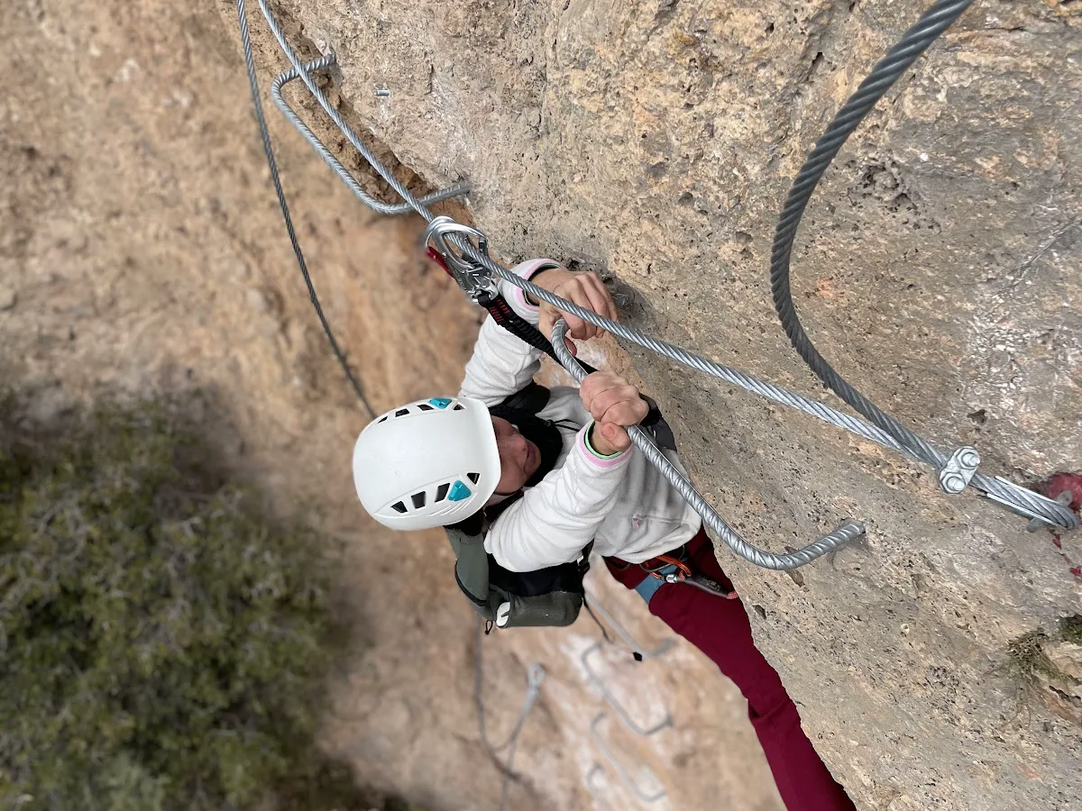 Participante superando un tramo vertical con disipador